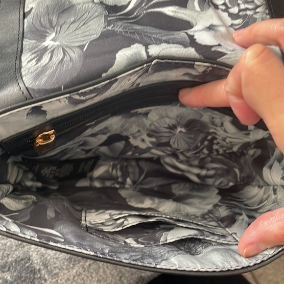 NWOT Ted Baker Beesome Slim Bow
Mid crossbody handbag,  8"x7.5"x2.25" BLACK - Picture 11 of 14